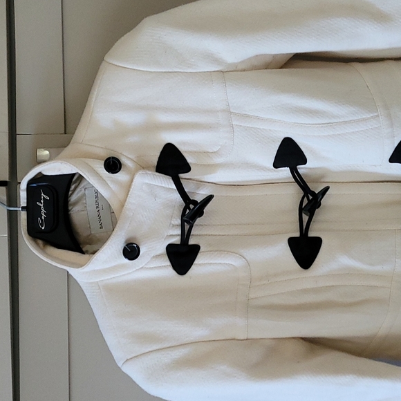 Banana Republic Cream winter toggle coat. SIZE MEDIUM. - Picture 2 of 6